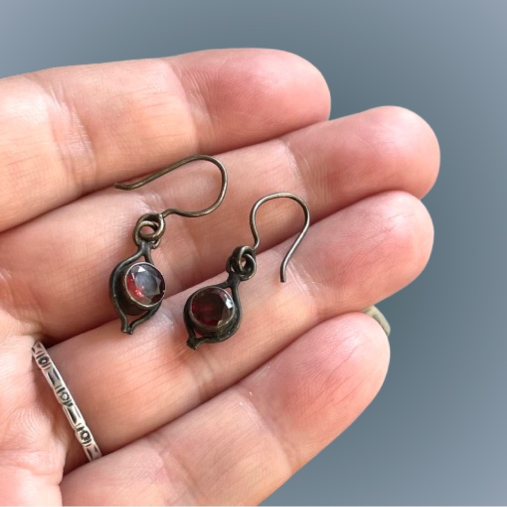 Vintage Old Pawn style red stone/glass dangle earrings garnet?